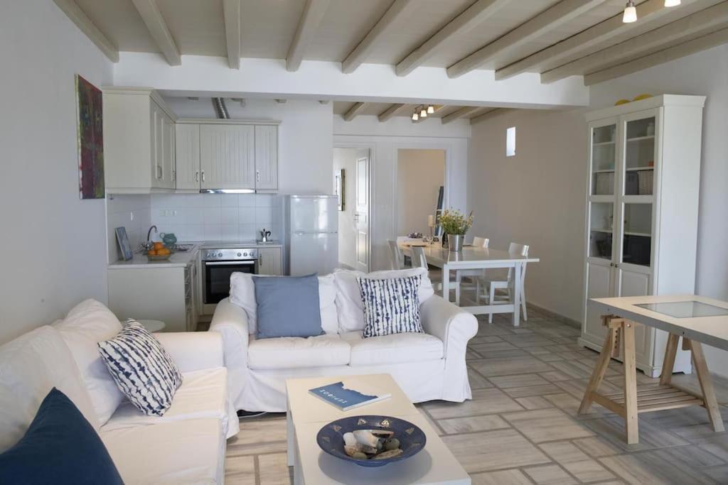 Beachfront 2Br Apartment - Free Parking Livadi  Exterior photo