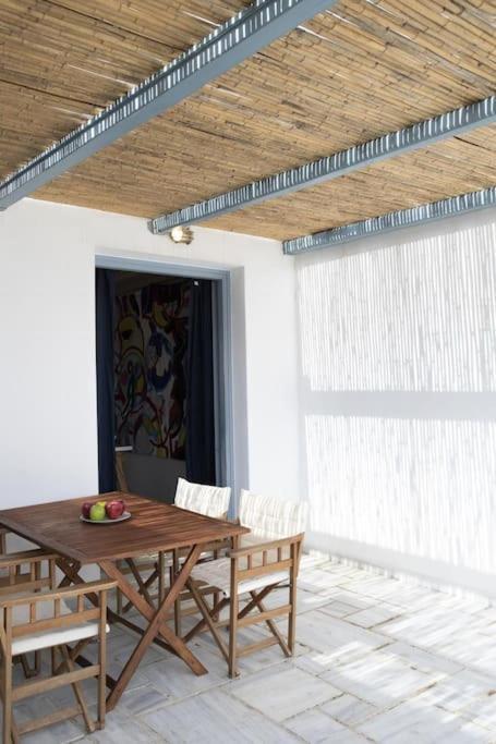 Beachfront 2Br Apartment - Free Parking Livadi  Exterior photo