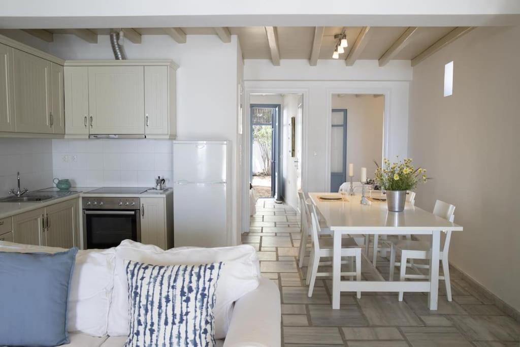 Beachfront 2Br Apartment - Free Parking Livadi  Exterior photo